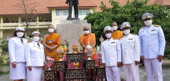 บุคลากรวิทยาลัยสงฆ์ชัยภูมิ ร่วมพิธีถวายสักการะวางพวงมาลา ณ อนุสาวรีย์พระบาทสมเด็จพระจุลจอมเกล้าเจ้าอยู่หัว รัชกาลที่ 5